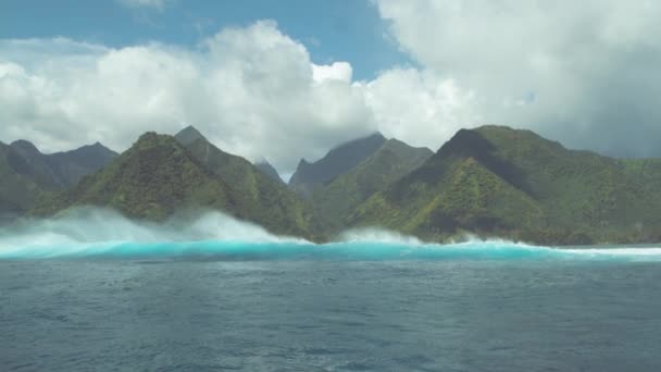 Slow Motion Belle Onde Oceaniche Avvicinano Alle Vivaci Montagne Verdi — Video Stock