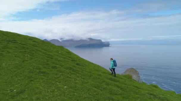 Anténa Ženské Turistické Túry Travnatém Kopci Výhledem Oceán Chladné Ráno — Stock video