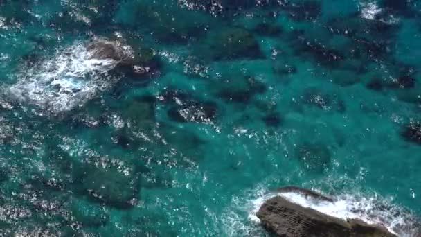 Hava Yavaş Hareket Resimli Bir Akdeniz Adasında Kayalık Bir Plajın — Stok video