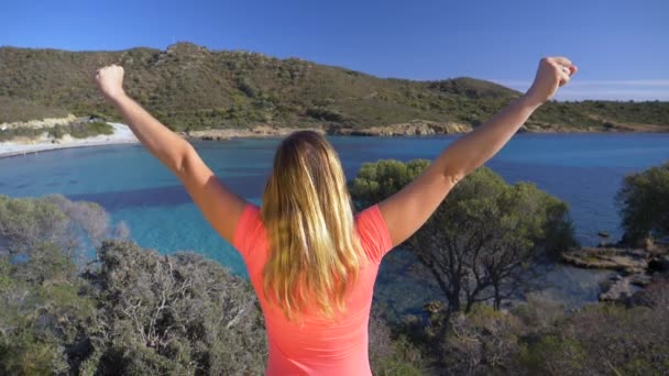 Moción Lenta Cerrar Feliz Turista Femenina Levantar Los Brazos Después — Vídeos de Stock
