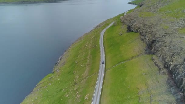 Luchtfoto Auto Rijdt Een Bewolkte Dag Een Schilderachtige Kustweg Het — Stockvideo