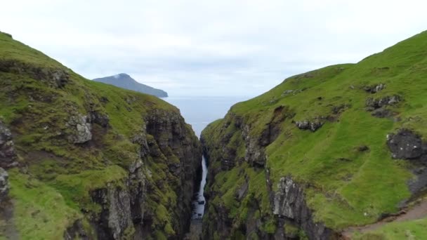 Faroe Adaları Ndaki Engin Açık Denizlere Doğru Dar Kayalık Bir — Stok video