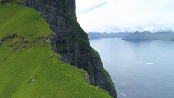 Antenn Okänd Kvinna Börjar Sin Nedstigning Ner Brant Gräsbevuxen Berg — Stockvideo