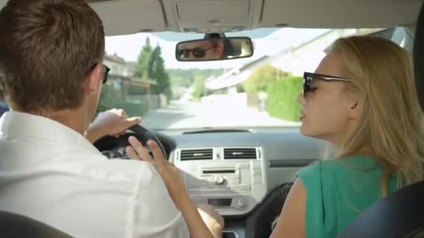 Närbild Ungt Par Kämpar Bilen Cruisar Genom Den Soliga Förortsområde — Stockvideo