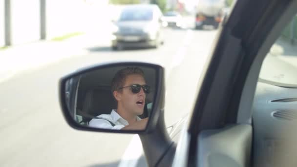 Movimiento Lento Cerrar Dof Reflejo Conductor Enojado Espejo Lateral Coche — Vídeo de stock