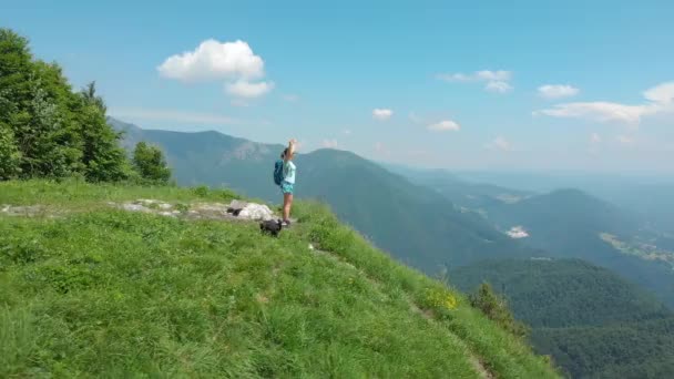 Avertissement Temps Aérien Heureuse Randonneuse Caucasienne Tient Sommet Montagne Herbeuse — Video