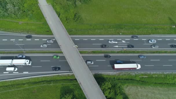 Aerial Top Carros Caminhões Passam Por Congestionamento Formando Sob Viaduto — Vídeo de Stock