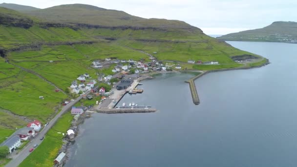 Luchtfoto Vliegend Naar Een Klein Kustplaatsje Onder Steile Grasheuvels Een — Stockvideo