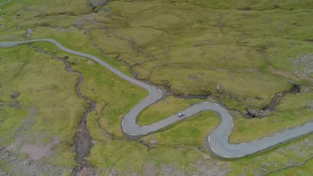 Luchtfoto Vliegen Boven Een Auto Een Tocht Door Scherpe Bochten — Stockvideo