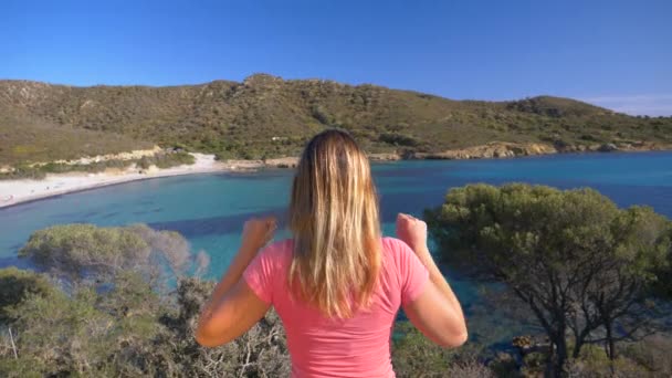 Moción Lenta Cerrar Mujer Alegre Pie Sobre Hermosa Bahía Color — Vídeos de Stock