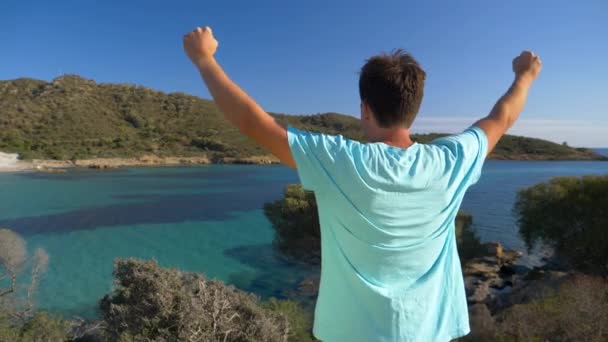 Slow Motion Close Oigenkännlig Ung Man Turist Sträcker Sina Armar — Stockvideo