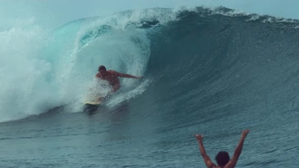 Slow Motion Close Unrecognizable Stoked Surfer Cheers His Friend Riding — ストック動画