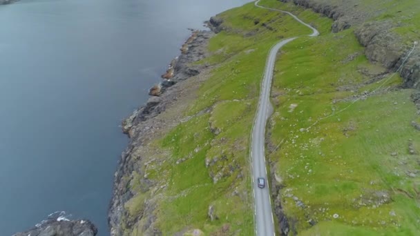 Полет Машиной Пустой Прибрежной Дороге Живописных Фарерских Островах Туристы Осматривающие — стоковое видео