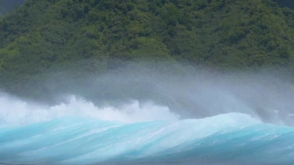 Low Motion Flose Vento Offshore Forte Criando Grandes Ondas Ruptura — Vídeo de Stock