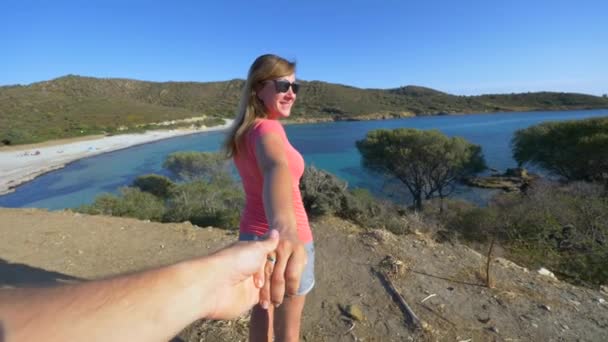 慢动作 Pov 微笑的年轻女友牵着手 展示美丽的海岸 与快乐的白人女子牵着手漫步在美丽的意大利岛屿上 — 图库视频影像