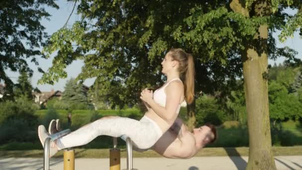 Slow Motion Atletik Genç Adam Kadın Paralel Barlardaki Güneşli Parkta — Stok video