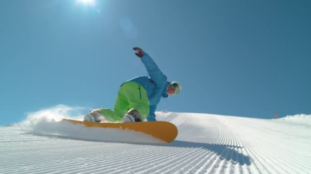 Zpomalený Pohyb Zblízka Extrémní Snowboardista Carving Kopce Stříkání Sněhu Kamery — Stock video