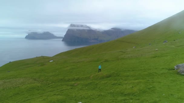 Aerial Young Woman Active Vacation Hiking Cloudy Day Vast Grassland — ストック動画