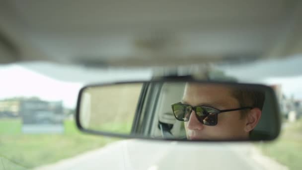 Slow Motion Close Dof Jeune Homme Caucasien Sourit Conduisant Voiture — Video