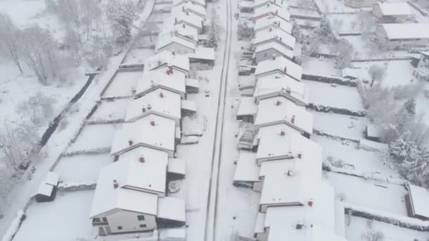 Aerial Cidade Suburbana Tranquila Inverno Branco Voando Acima Subúrbios Pacíficos — Vídeo de Stock