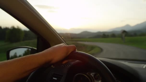 움직임 가까이 Dof 알아볼 수없는 석양에 경치가 아름다운 지역을 운전하면서 — 비디오