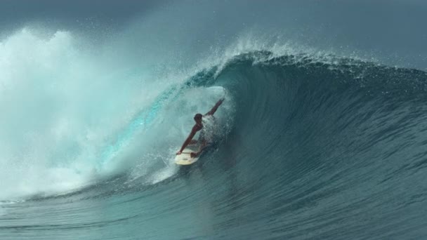 Slow Motion Close Awesome Male Surfer Rides Beautiful Emerald Barrel — ストック動画