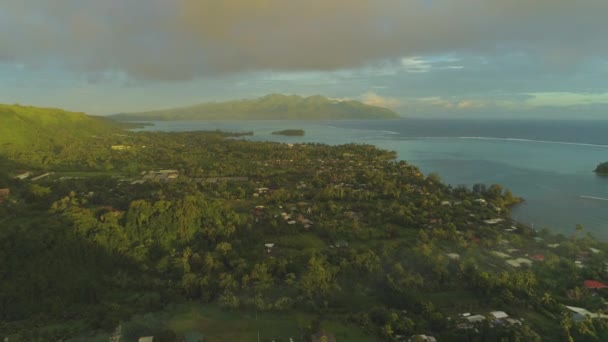 Aerial Voando Sobre Uma Cidade Costeira Escondida Natureza Exuberante Ilha — Vídeo de Stock