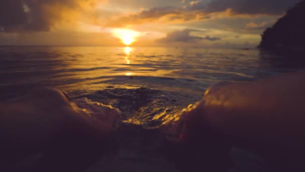 Movimiento Lento Dof Pov Divirtiéndose Playa Tropical Salpicando Agua Cristalina — Vídeo de stock