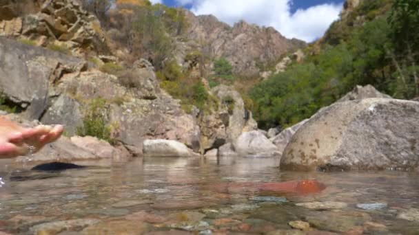 Slow Motion Close Nerozpoznatelný Muž Turista Rychle Přechází Osvěžující Studenou — Stock video