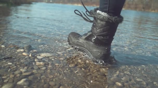 Movimiento Lento Cerrado Ángulo Bajo Mujer Irreconocible Con Botas Peludas — Vídeos de Stock