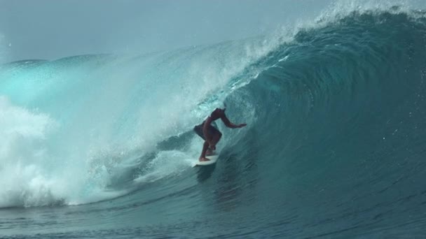 Slow Motion Close Extreme Male Surfer Riding Epic Emerald Barrel — ストック動画