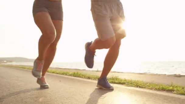 Low Angle Sol Flare Joggers Masculinos Femeninos Desconocidos Corriendo Por — Vídeo de stock