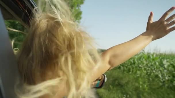 Slow Motion Close Kaygısız Genç Kadın Kollarını Arabanın Camından Uzatarak — Stok video