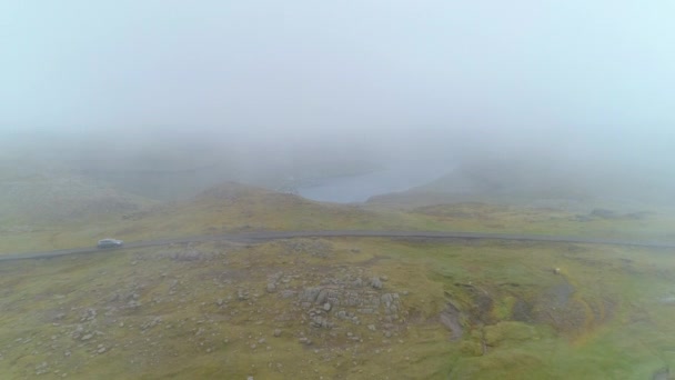 Luchtfoto Vliegend Door Dichte Mist Richting Een Auto Die Door — Stockvideo