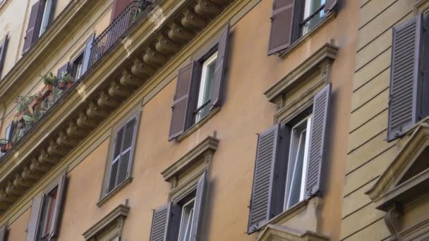 Fechar Janelas Antigo Edifício Residencial Roma Olham Para Baixo Rua — Vídeo de Stock