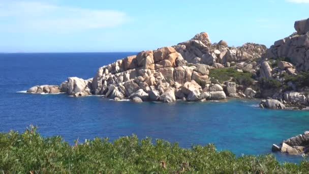 在地中海阳光明媚的岛屿上 一个美丽的翡翠海湾被大石头和绿树包围的风景照片 在撒丁岛 一个偏远的海滩和绿松石般的海水令人惊叹的景色 — 图库视频影像