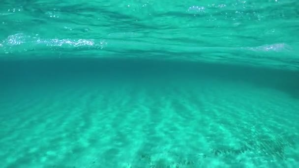 Slow Motion Underwater Pov Dykning Ensam Det Hisnande Turkosa Havet — Stockvideo