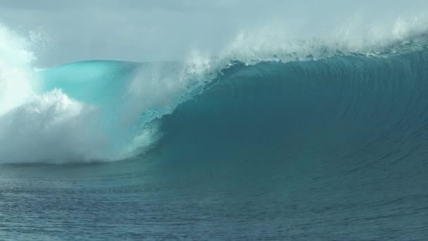 Slow Motion Close Piana Woda Oceaniczna Rozpryskuje Się Wysoko Niebie — Wideo stockowe