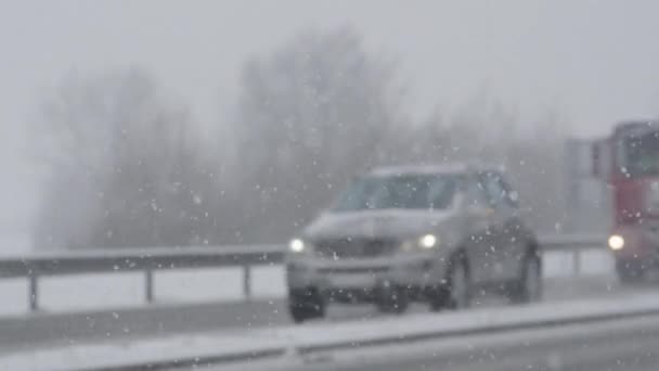 慢动作 在一场大雪中 缓慢的车流小心地在滑溜的雪道上行驶 寒冷的冬季天气使汽车在高速公路上来回行驶的速度减慢 — 图库视频影像