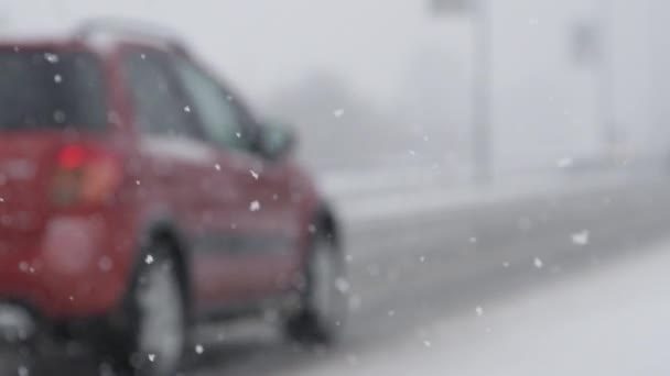 Slow Motion Dof Pomarańczowy Samochód Jedzie Ostrożnie Pustą Autostradą Śnieżny — Wideo stockowe