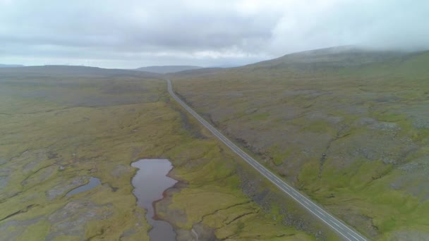 Aerial Camino Recto Asfalto Atraviesa Escarpado Terreno Las Islas Feroe — Vídeo de stock