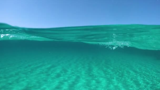 Pomalý Pohyb Napůl Podvodní Pov Aktivní Mužské Turistické Koupání Tyrkysovém — Stock video