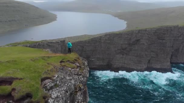 Nefes Kesen Faroe Adaları Nda Bulutlu Bir Günde Serin Gölün — Stok video