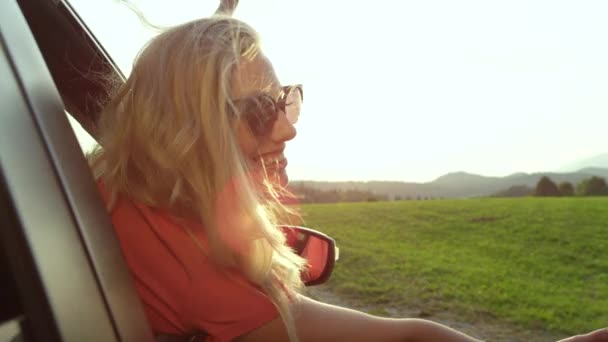 Повільно Рухаючись Close Lens Flare Красива Блондинка Їде Сільській Дорозі — стокове відео