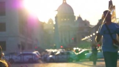 Vatikan, Eylül Slow Motion, Close Up, Lens Flare, Dof: Havalı sokak sanatçıları büyük sabun köpükleri yaparken çocuklar arkalarından koşup onları patlatıyor. Gün batımında yüzen renkli kabarcıklar