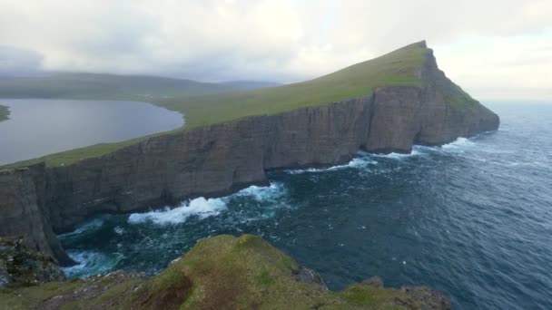 Aerial Breathtaking Shot Big Still Lake Rocky Cliff Rough Sea — Stock Video