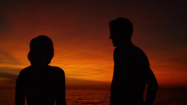 Slow Motion Silhouette Close Tanınmayan Kız Erkek Çarpıcı Yaz Günbatımında — Stok video
