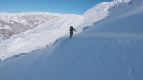 Folgen Junges Snowboardermädchen Fährt Von Der Piste Auf Die Pisten — Stockvideo