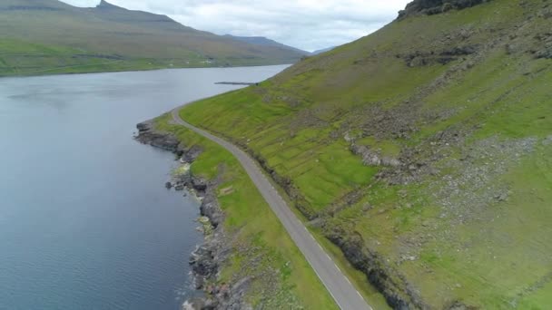 Luchtfoto Vliegen Een Lege Kustweg Door Pittoreske Faeröer Rotsachtige Heuvels — Stockvideo
