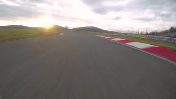 Pov Filmový Pohled Řídit Rychlé Auto Prázdné Raceway Krásný Východ — Stock video